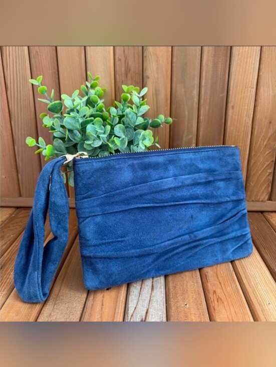henri bendel Handbags - HENRI BENDEL NAVY SUEDE WRISTLET CLUTCH-NWT❗️